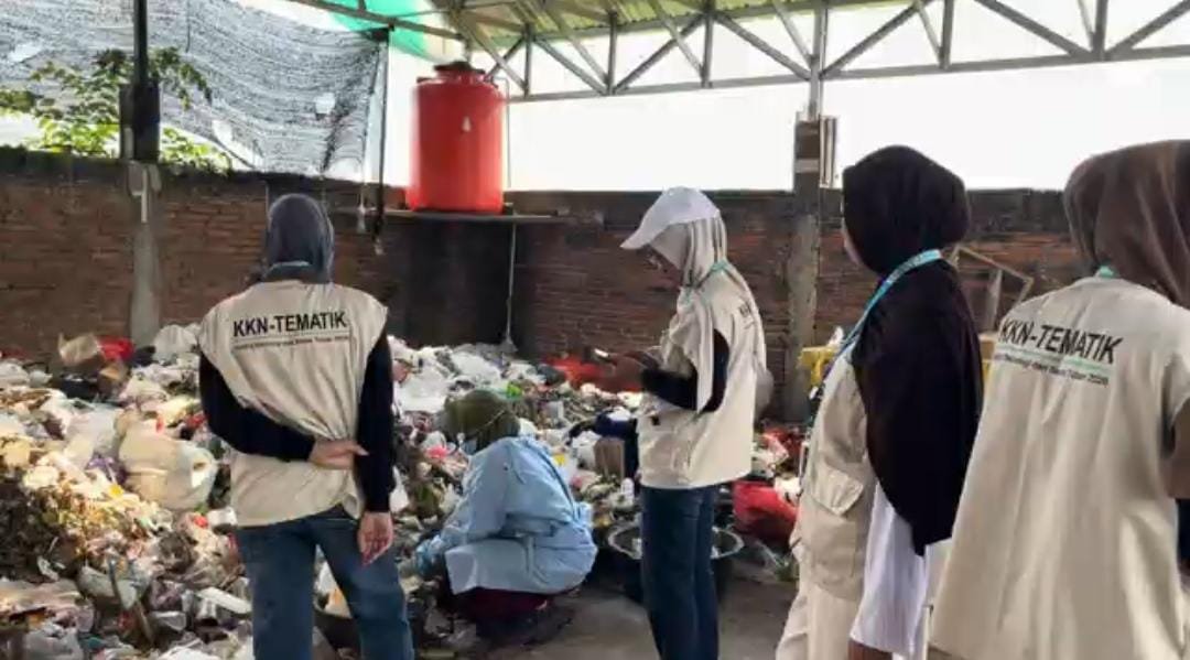 Ubah Sampah Jadi Manfaat: KKN ITB Tuban Lakukan Pemilahan Sampah untuk Pembuatan Plang Nama TPS Asoka Berseri